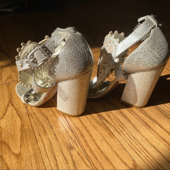 ⚡️Givenchy metallic leather lace heart block heels - Picture 2 of 16